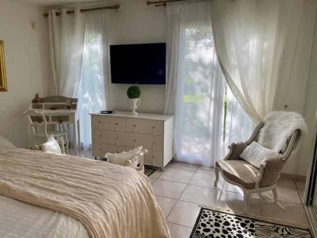 B&B Les Muscades Saint-Étienne-du-Grès エクステリア 写真
