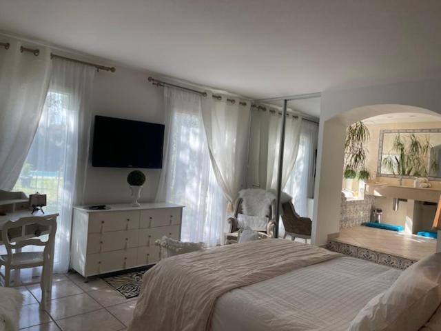 B&B Les Muscades Saint-Étienne-du-Grès エクステリア 写真