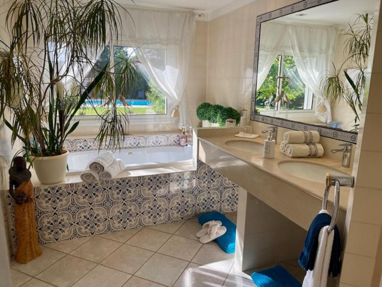 B&B Les Muscades Saint-Étienne-du-Grès エクステリア 写真