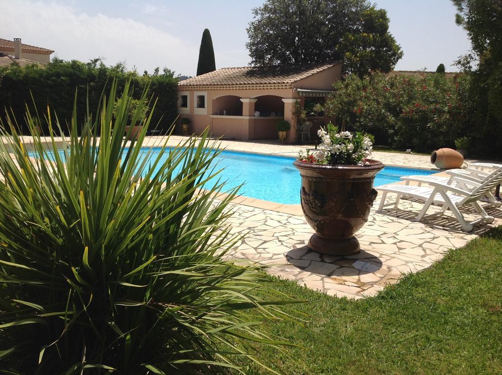 B&B Les Muscades Saint-Étienne-du-Grès 部屋 写真