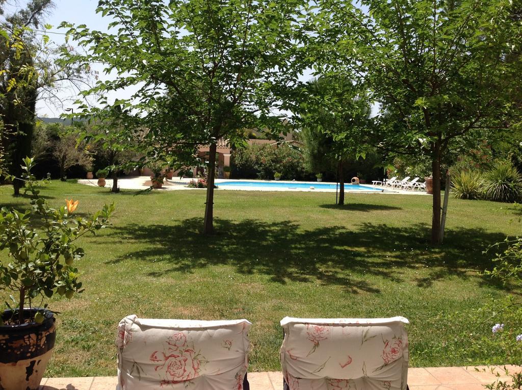 B&B Les Muscades Saint-Étienne-du-Grès 部屋 写真