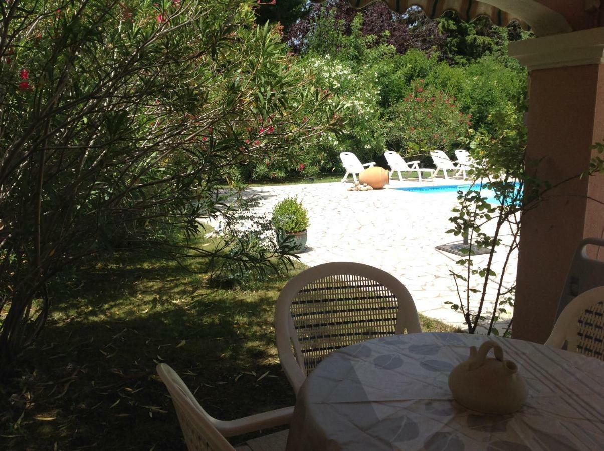 B&B Les Muscades Saint-Étienne-du-Grès エクステリア 写真