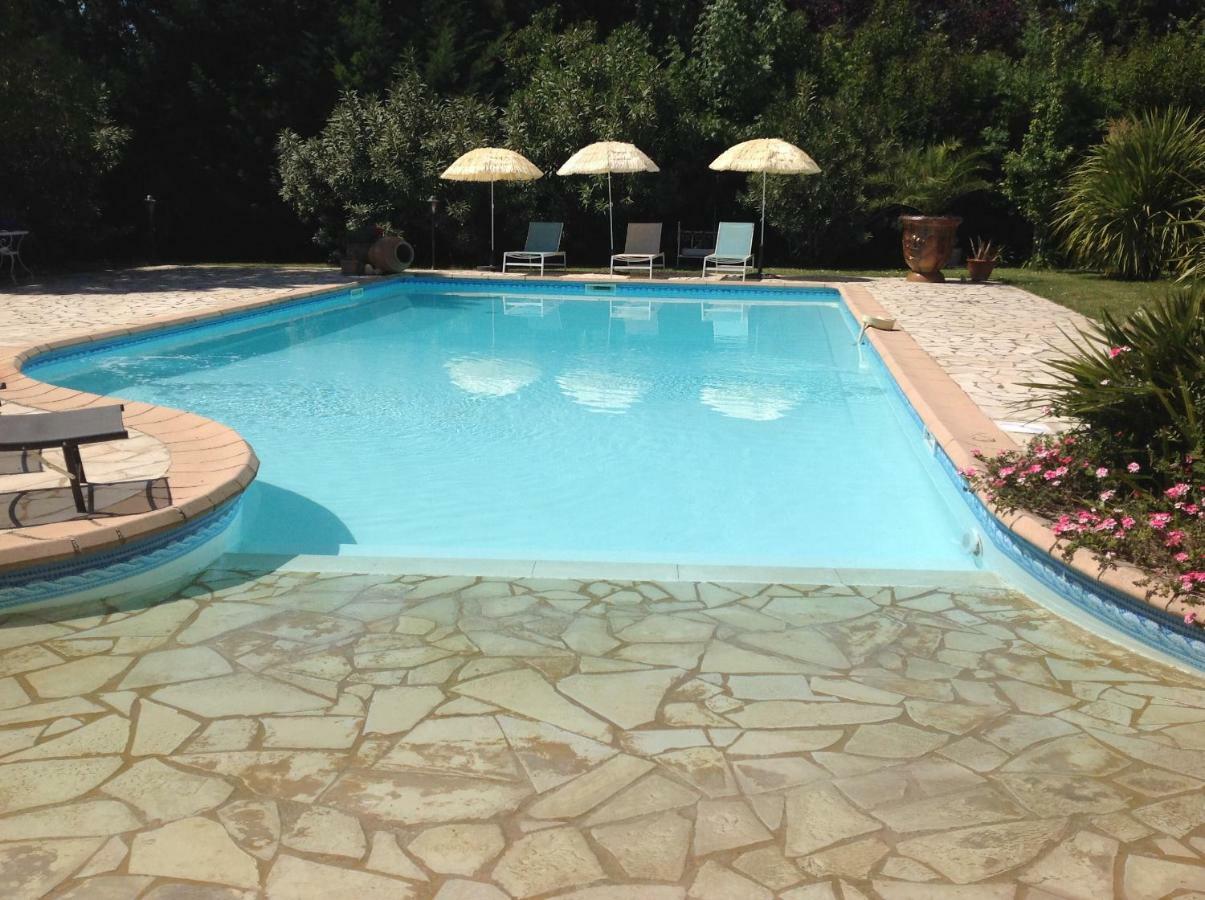 B&B Les Muscades Saint-Étienne-du-Grès エクステリア 写真