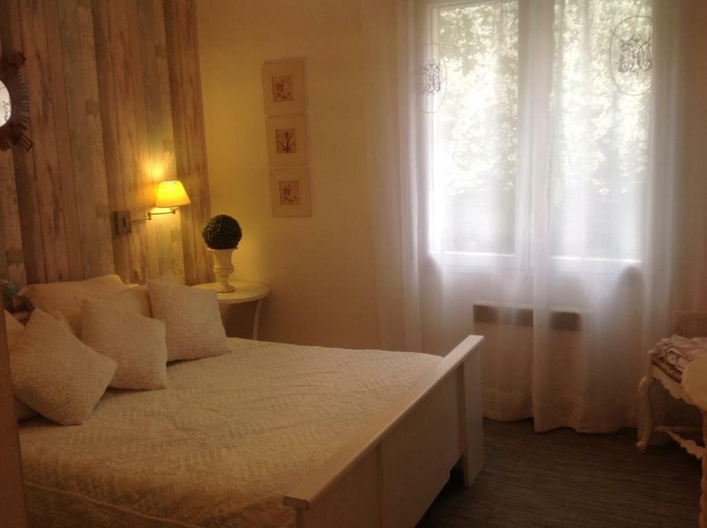B&B Les Muscades Saint-Étienne-du-Grès エクステリア 写真